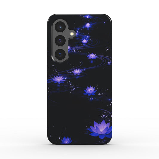 Traumhafte Handyhülle mit violetten Lotusblumen und Lichtpartikeln – Rückansicht der stoßfesten Hülle