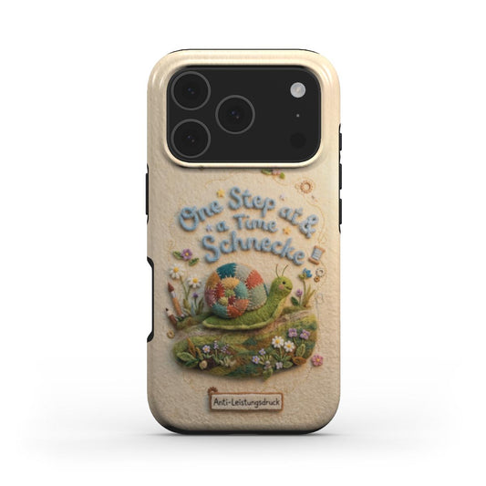 Detailansicht der Schutzhülle mit einer Schnecke, Blumen und dem Schriftzug One Step at a Time im Stick-Look
