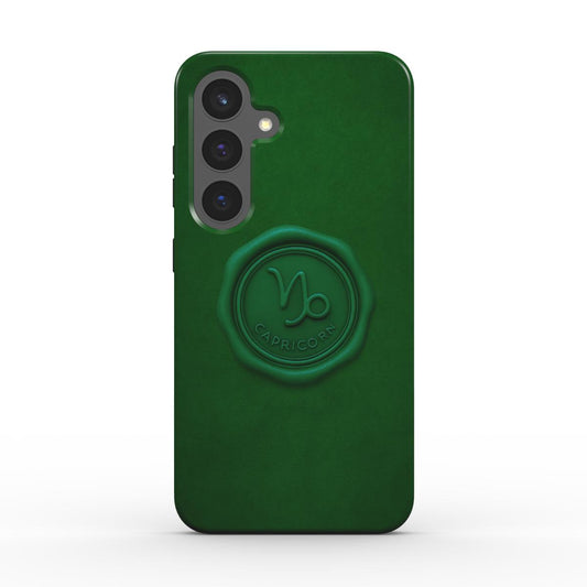 Rueckansicht der tannengruenen Tough Handyhuelle mit Capricorn-Siegel; stossfest, praezise Kameraausschnitte.