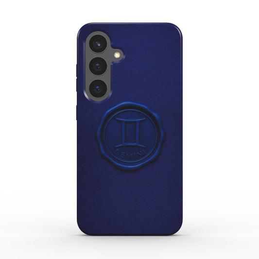 Rueckansicht der nachtblauen Tough Handyhuelle mit Gemini-Siegel; stossfest, praezise Kameraausschnitte.