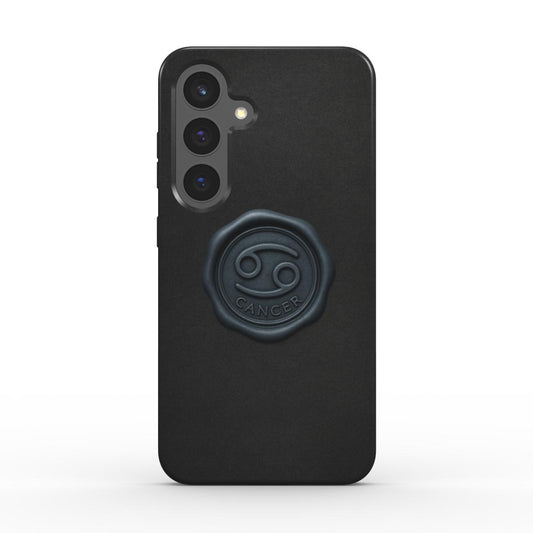 Rueckansicht der schwarzen Tough Handyhuelle mit gepragtem Krebs-Siegel; stoßfeste Schale, praezise Kameraausschnitte.