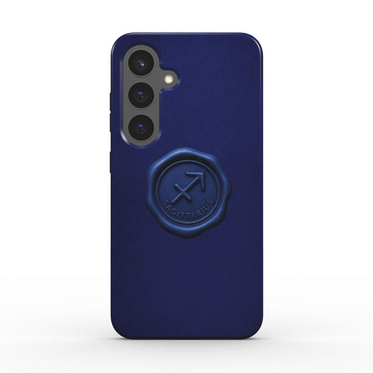 Rueckansicht der nachtblauen Tough Handyhuelle mit Sagittarius-Siegel; stossfest, praezise Kameraausschnitte.