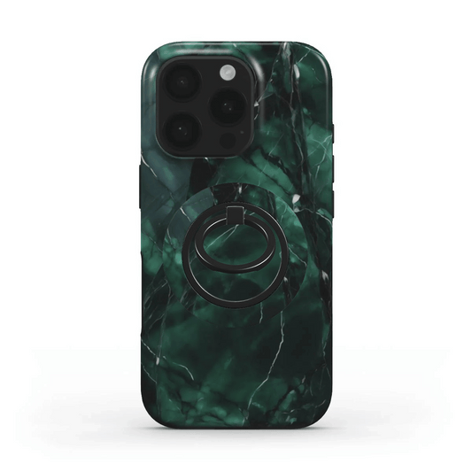 Schräge Ansicht von unten auf ein iPhone, das durch den ausgeklappten Ringhalter gestützt wird und freihändig steht.