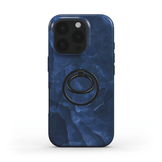 Seitenansicht eines iPhones in einer klaren Hülle, bei dem der Ringhalter als Ständer dient.