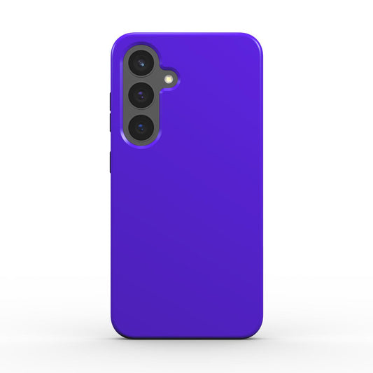 Rückansicht einer violetten stoßfesten Handyhülle mit präzisen Aussparungen