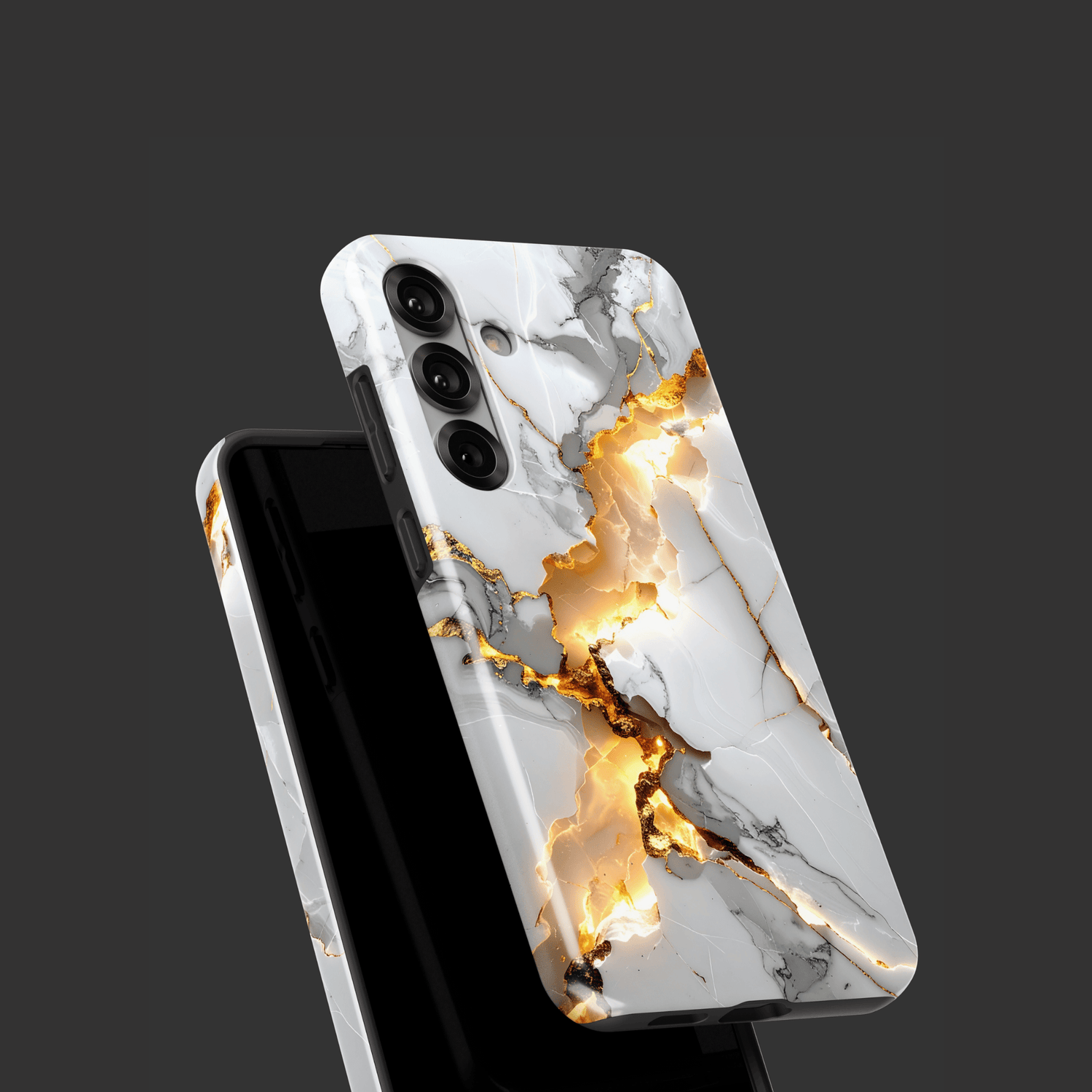 Stoßfeste Handyhülle im Marmor-Design: weiß-graue Marmorstruktur mit leuchtenden goldenen Rissen, präsentiert in einem modernen, dunklen Setting.