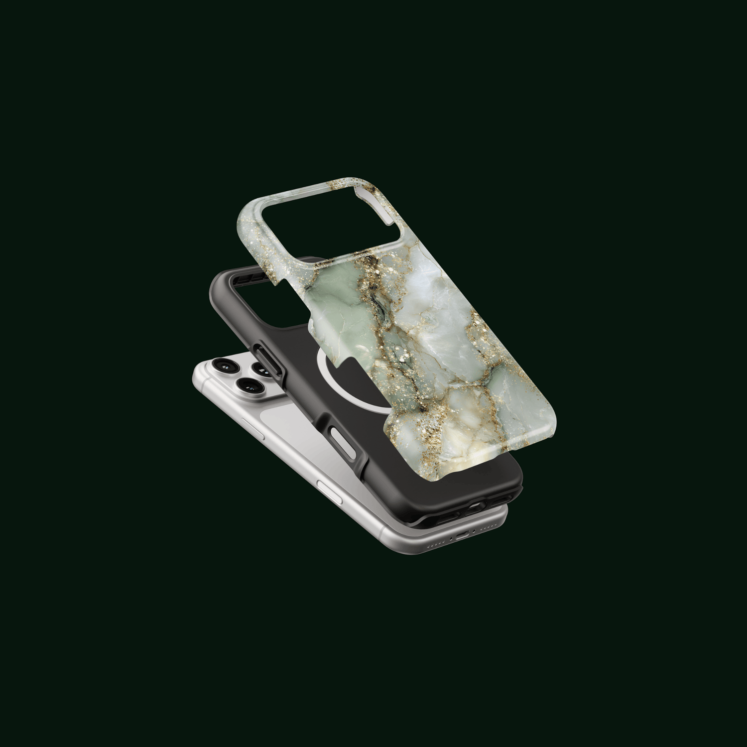 Explosionsansicht einer MagSafe-kompatiblen Handyhülle im grünen Marmor-Design ‚Golden Sage‘: Smartphone, schwarze MagSafe-Innenschicht und bedruckte Außenschale schweben getrennt vor dunklem Hintergrund