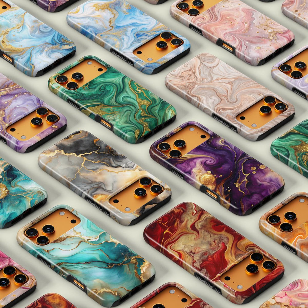 Kollektion von Handyhüllen im abstrakten Liquid-Flow-Design mit fliessenden Farben und edlen Gold-Akzenten.