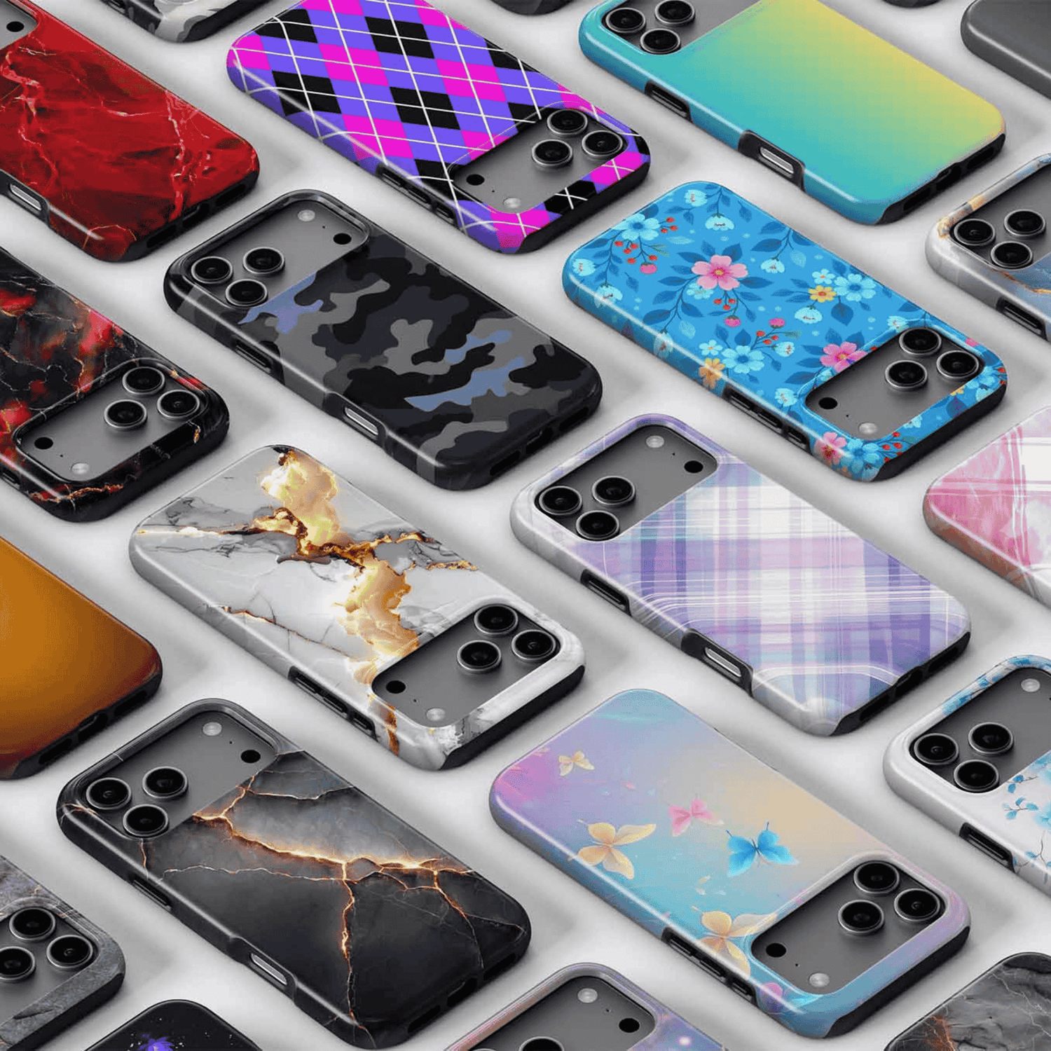 Mehrere Handyhüllen in verschiedenen Designs – Marmor, Camouflage, Karomuster, Blumen und Farbverlauf – flach nebeneinander auf weißem Untergrund angeordnet.
