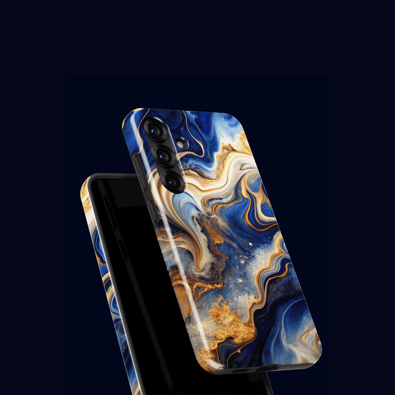 Stoßfeste Handyhülle mit blau-goldenem Liquid-Flow-Marmordesign, glänzende Oberfläche, gezeigt auf einem Smartphone vor dunklem Hintergrund.