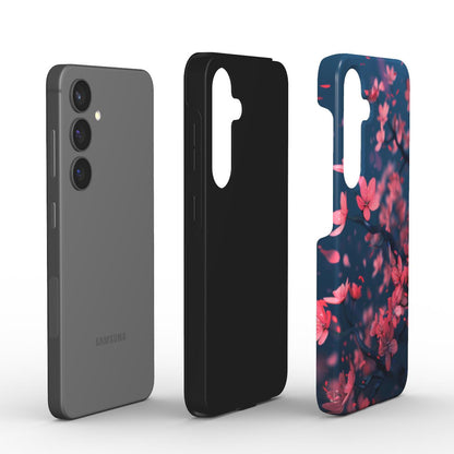 Aufbau der stoßfesten Sakura Handyhülle mit TPU-Innenschicht und PC-Außenschale im floralen Design