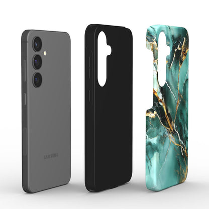 Zweiteilige stoßfeste Handyhülle mit grünem Marmor Design – PC- und TPU-Schicht neben Smartphone