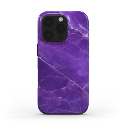 Rückseite der MagSafe Marmorhülle in Lila – schimmerndes Muster mit Kameraschutz