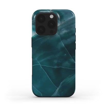 Rückansicht der MagSafe Handyhülle im tiefgrünen Marmorlook für iPhone