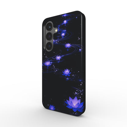 Stoßfeste Handyhülle mit leuchtenden Lotusblüten auf dunklem Wasser – linke Seitenansicht auf Samsung Smartphone