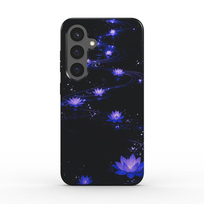 Traumhafte Handyhülle mit violetten Lotusblumen und Lichtpartikeln – Rückansicht der stoßfesten Hülle