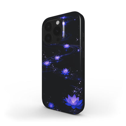 MagSafe Handyhülle mit leuchtenden violetten Lotusblüten auf schwarzem Hintergrund – Seitenansicht am iPhone