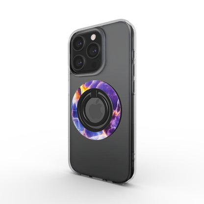 Leicht seitliche Ansicht: Violetter Kristall-Ringhalter auf Smartphone