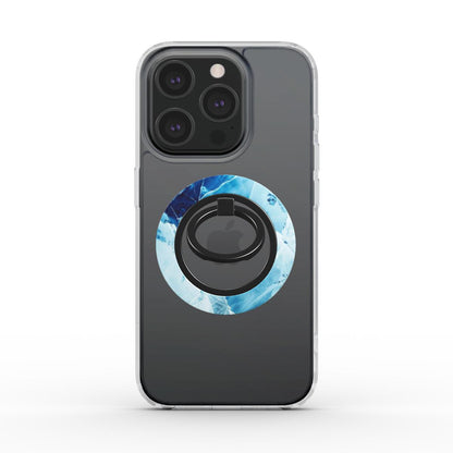 Seitenansicht eines iPhones in einer klaren Hülle, bei dem der ausgeklappte Ringhalter als Ständer dient.