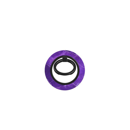 Nahaufnahme einer MagSafe Handyhülle mit lila Marmor-Design, auf der der Ringhalter montiert ist.