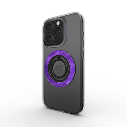 Seitenansicht eines iPhones in einer klaren Hülle mit dem magnetischen Ringhalter im lila Marmor-Design.