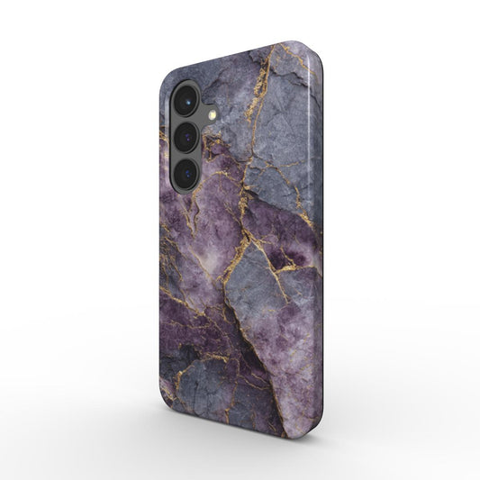 Stoßfeste Marmor-Design Handyhülle „Violet Veins“ in Dreiviertelansicht – violetter Marmor mit goldenen Adern für iPhone und Samsung
