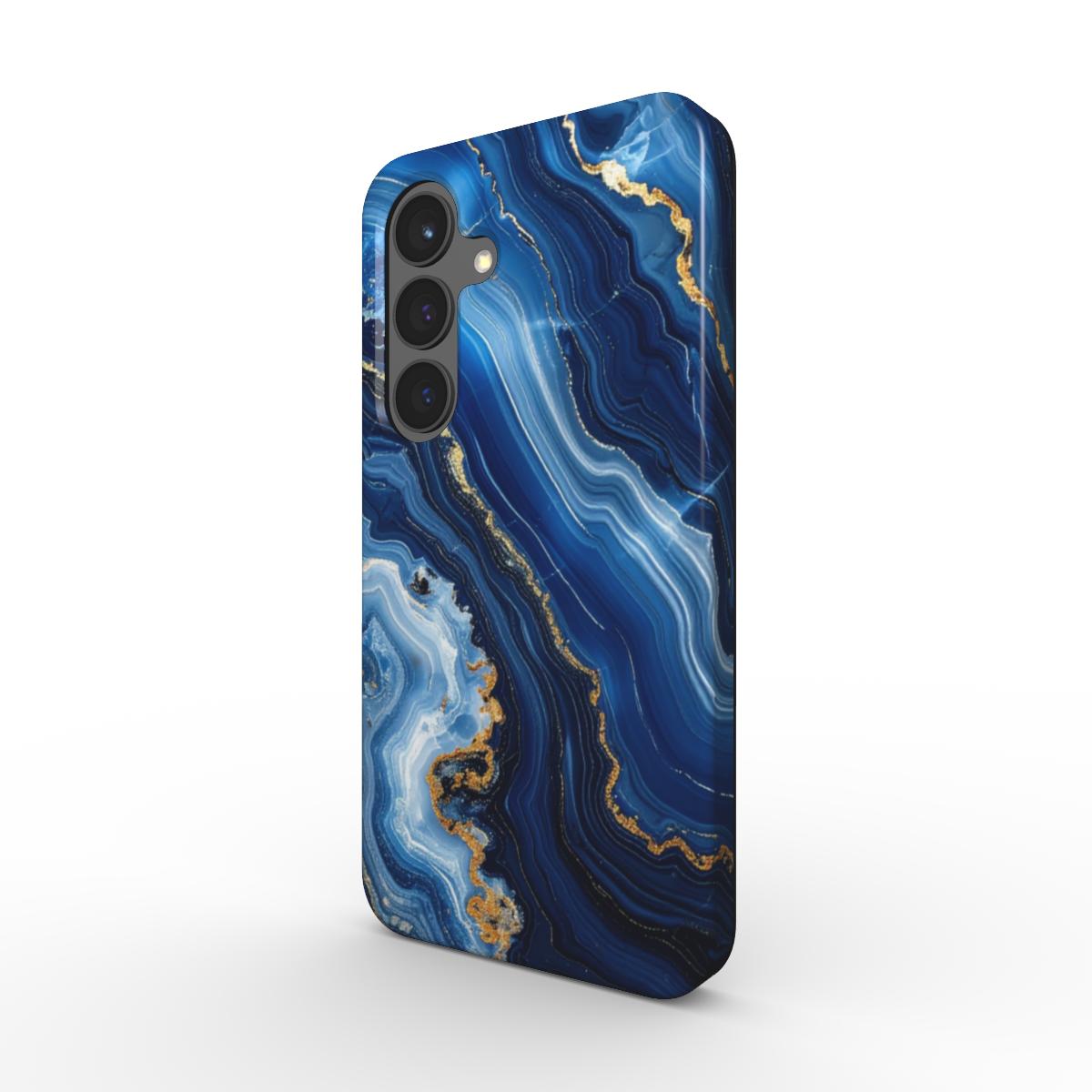 Stoßfeste Marmor-Design Handyhülle „Azure Rift“ in Dreiviertelansicht – blaue Schutzhülle mit goldenen Adern für iPhone und Samsung