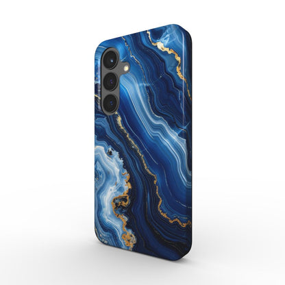 Stoßfeste Marmor-Design Handyhülle „Azure Rift“ in Dreiviertelansicht – blaue Schutzhülle mit goldenen Adern für iPhone und Samsung