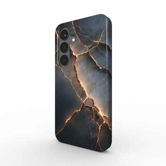 Stoßfeste Marmor-Design Handyhülle „Obsidian Blaze“ in seitlicher Ansicht – dunkler Marmor mit glühenden Adern