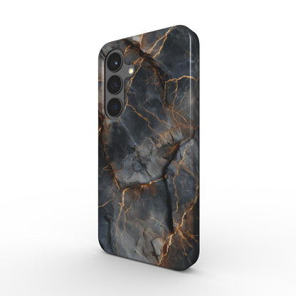 Stoßfeste Handyhülle „Obsidian Veins“ – schwarzgrauer Marmor mit goldenen Adern, schräger Winkel