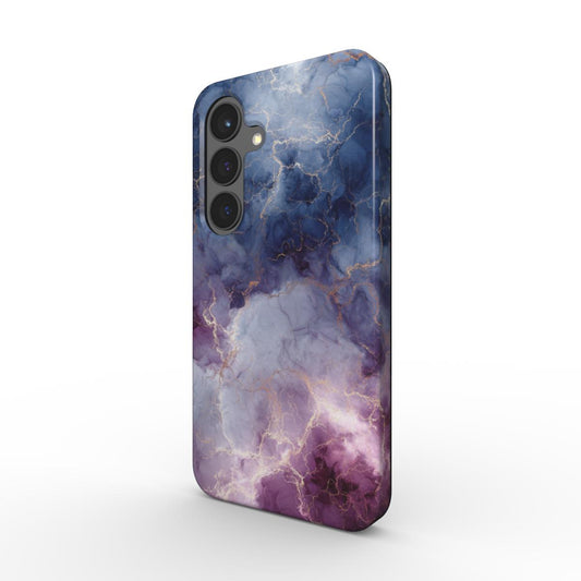 Stoßfeste Handyhülle Nebula Quartz – Rückseite mit blau-violettem Marmor-Design