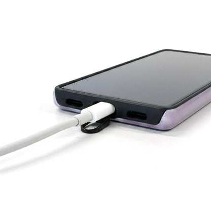 Smartphone mit eingestecktem Ladekabel und sichtbarer Befestigungslasche.
