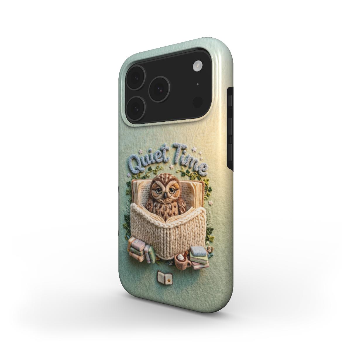 MagSafe iPhone Hülle Quiet Time Owl - Schrägansicht mit lesender Eule und Büchern auf türkis-beigem Hintergrund