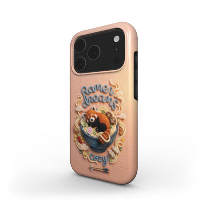 Dreiviertel-Ansicht einer pfirsichfarbenen iPhone-Hülle mit einem reliefartigen Design. Zu sehen ist ein schlafender Roter Panda in einer Ramen-Schale, umgeben von weichen Filz-Nudeln und dem Schriftzug „Ramen Dreams“. Die Hülle hat präzise Aussparungen für die Kamera und schwarze Seitentasten.