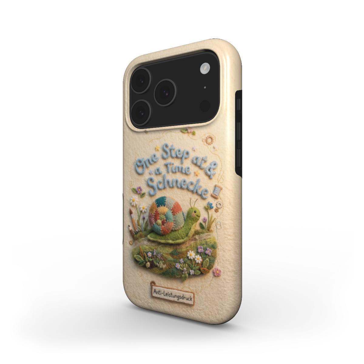 Beige MagSafe iPhone Hülle mit One Step at a Time Schnecken-Motiv in strukturierter 3D-Filz-Optik
