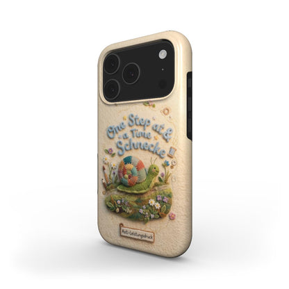 Beige MagSafe iPhone Hülle mit One Step at a Time Schnecken-Motiv in strukturierter 3D-Filz-Optik