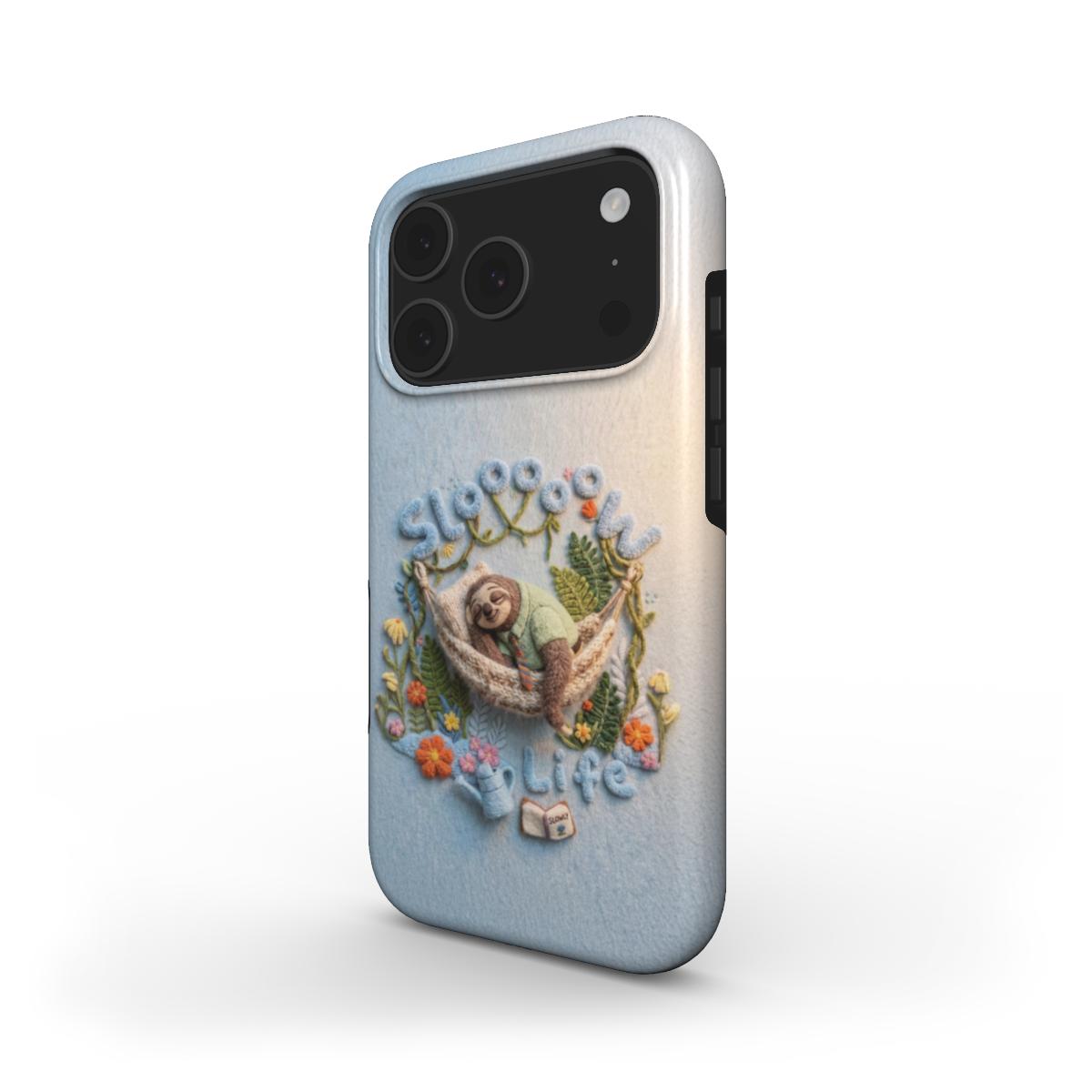 MagSafe iPhone Hülle Sloth Life - Schrägansicht mit entspanntem Faultier in Hängematte umgeben von Blumen auf hellblauem Hintergrund