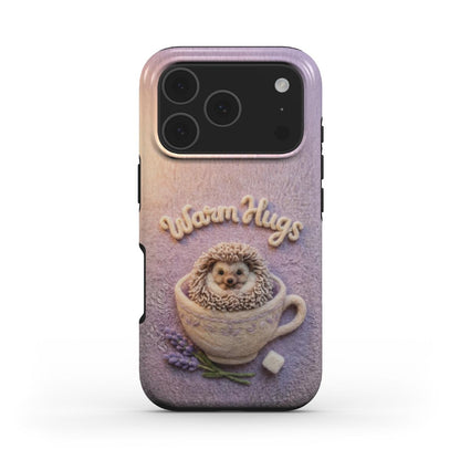 Nahaufnahme der Schutzhülle mit einem Igel in einer Tasse und dem Schriftzug Warm Hugs im Stick-Look