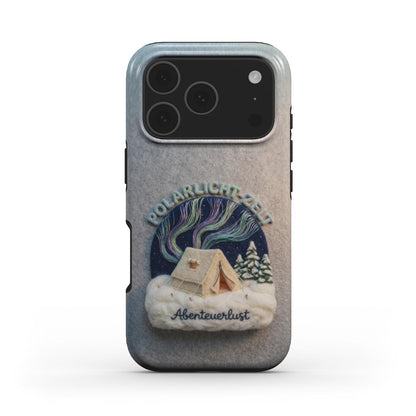 Frontansicht einer robusten Handyhülle mit Nordlicht-Camping Design: Zelt im Schnee, Polarlichter am Nachthimmel und Schrift „Polarlicht-Zelt – Abenteuerlust“.