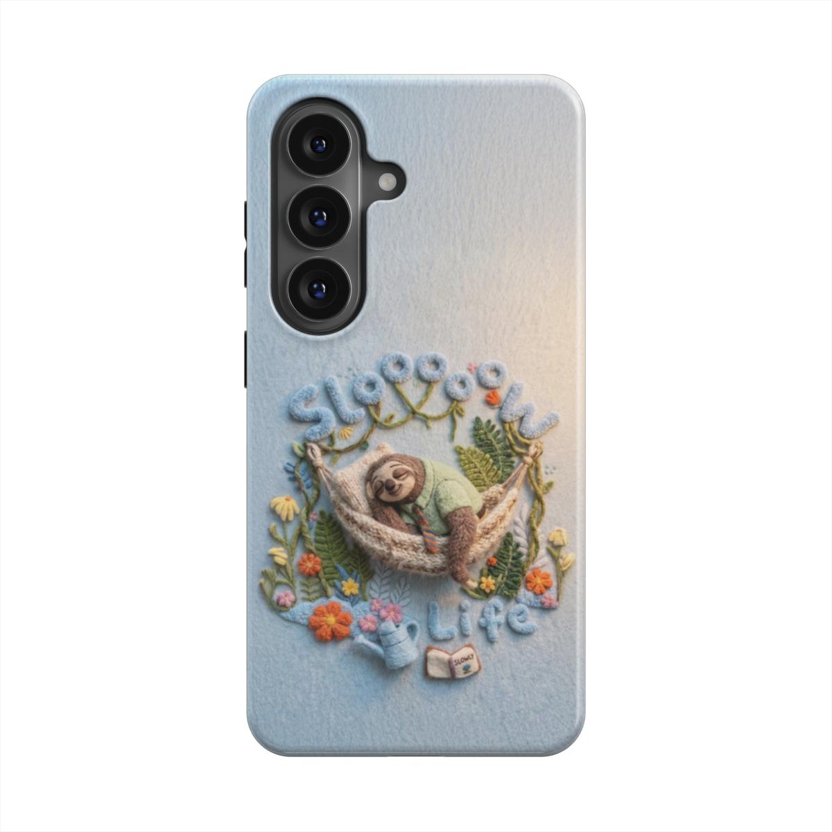 Detailansicht der magnetischen Handyhülle mit Sloooow Life Faultier Motiv Entspanntes Design