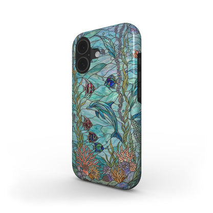 Stoßfeste Handyhülle Delfine im Ozean – Lumina Mosaik Edition – Schrägansicht auf iPhone – Dual Layer Schutzhülle