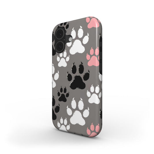 Stoßfeste Handyhülle „Grunge Pfoten“ – Schrägansicht mit dunklem Pfoten-Muster in Schwarz und Orange