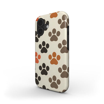 Stoßfeste Handyhülle „Herbst Pfoten“ – Schrägansicht mit warmem Pfoten-Muster in Orange und Braun