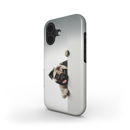 Stoßfeste Handyhülle „Neugieriger Mops“ – Schrägansicht mit lachendem Mops der um die Ecke schaut