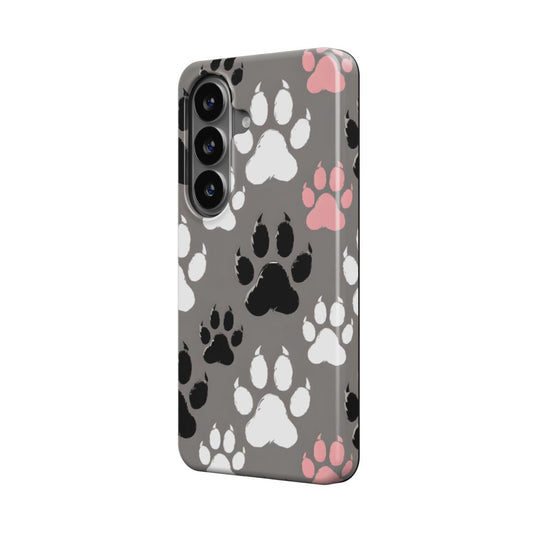 Magnetische Handyhülle „Grunge Pfoten“ – Schrägansicht mit dunklem Pfoten-Muster in Schwarz und Orange auf Samsung