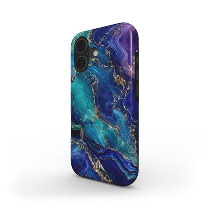 Seitenansicht der stossfesten Handyhülle „Amethyst Marmor“ mit blau-violettem Design und erhöhtem Kamerarand