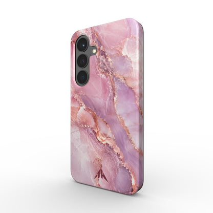Magnetische Handyhülle „Rosé Marmor“ – Schrägansicht mit Roségoldadern und burgunderrotem Logo