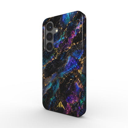 Magnetische Handyhülle „Galaxie Marmor“ – Schrägansicht mit Neonfarben, Goldlinien und goldenem Logo