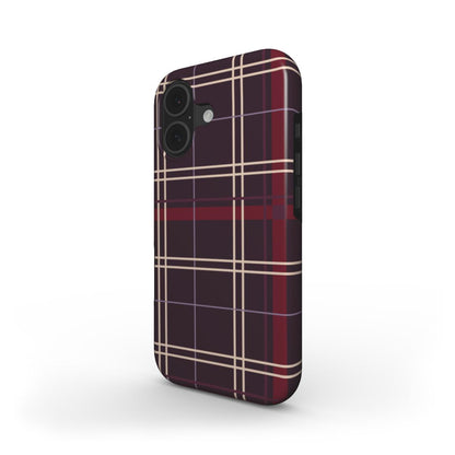 Stossfeste Handyhülle „Pflaumennacht Tartan“ – Schrägansicht mit Kameraschutz