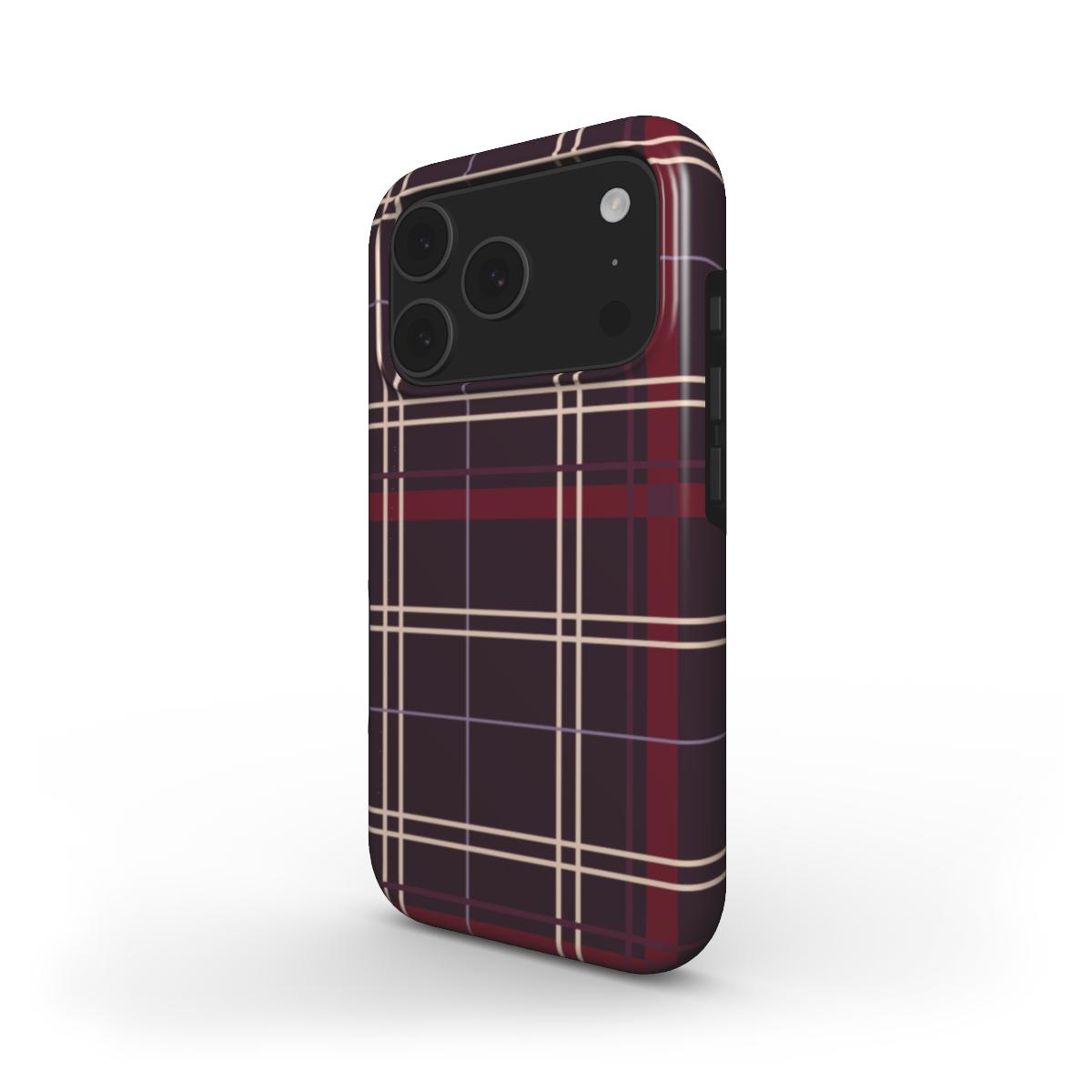 MagSafe Handyhülle „Pflaumennacht Tartan“ – Schrägansicht mit Kameraschutz